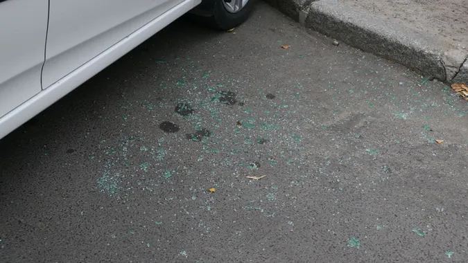 Посеред білого дня: у Луцьку вандали побили скло автомобіля (фото, відео)