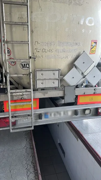Занурений по груди: українець намагався виїхати за кордон у цистерні з олією (фото)