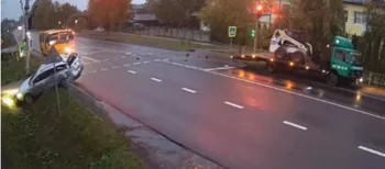 Під Луцьком вантажівка на світлофорі влетіла в легковик і відкинула його на паркан (відео)