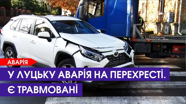 Водій із травмою хребта – у лікарні: подробиці аварії біля історичного у Луцьку (відео)