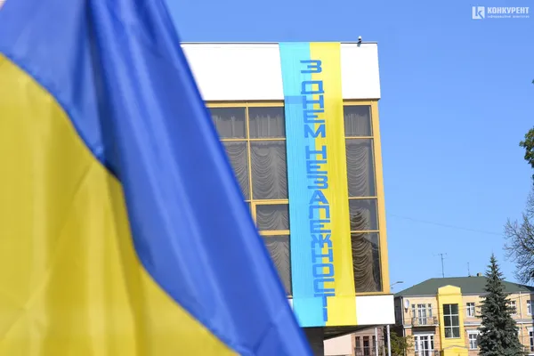 Луцьк святкує активно: на міські вулиці виїхали велосипедисти у вишиванках (ФОТО)