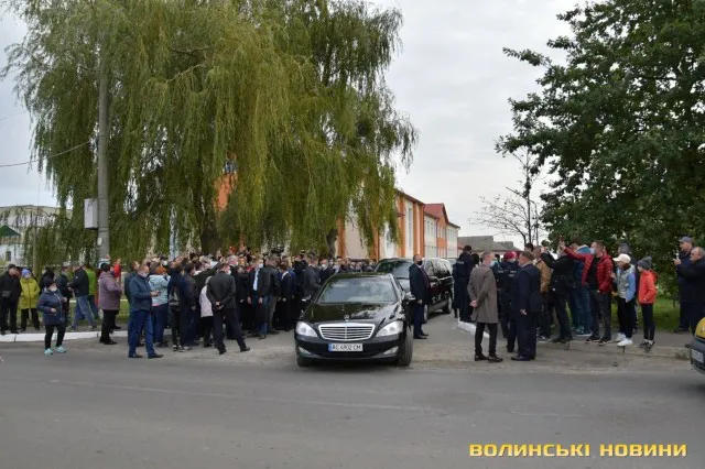 Зеленському в Ковелі вручили гарбуз (фото, відео)