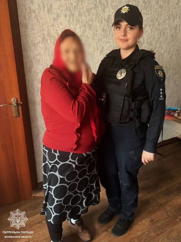 У Луцьку патрульні допомогли загубленій бабусі