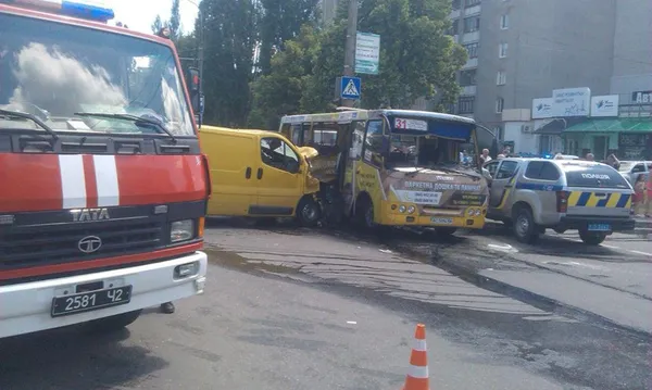 У Луцьку – серйозна аварія за участю маршрутки (оновлено, фото)