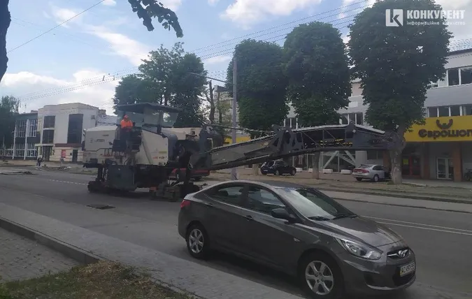 Довбають і латають: що коїться на проспекті Волі в Луцьку (фото)