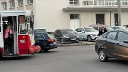 У центрі Луцька тролейбус протаранив авто (фото)