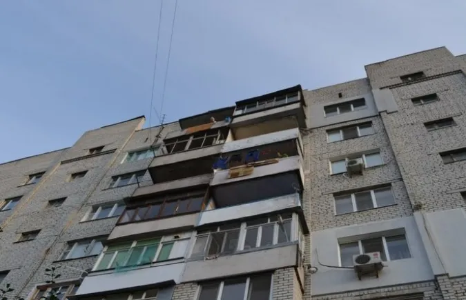 У Луцьку чоловік хотів вистрибнути з вікна восьмого поверху