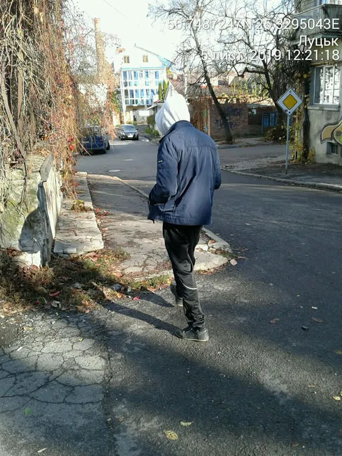 У Луцьку муніципали надибали на молодика, який саме робив «закладки» (фото)