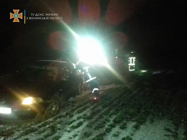 На Волині рейсовий автобус і два легковики застрягли у багнюці (фото, відео)