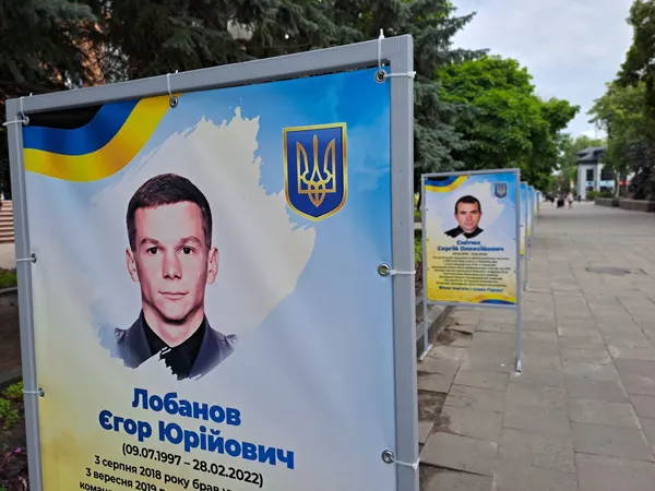 У Ковелі встановили банери зі світлинами загиблих Героїв, але це тимчасово (фото)