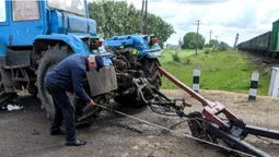 На Волині поїзд наїхав на трактор (фото, відео)