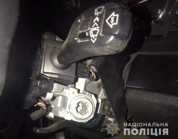 З пістолетом і кастетами: у волинянина з-під будинку викрали BMW (фото, відео)