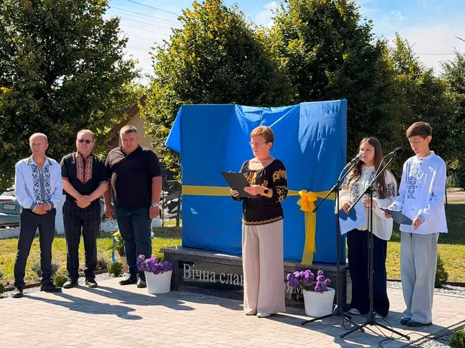 У школі на Волині відкрили памʼятний знак на честь загиблих Героїв-випускників (фото)