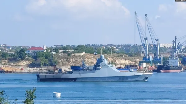 У Севастопольську бухту зайшов обсмалений російський військовий корабель (фото, відео)