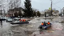Пливуть вулицями на човнах: на Волині з'явилася своя Венеція (відео)