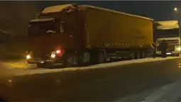 У Луцьку через ожеледицю зіткнулись дві фури (відео)