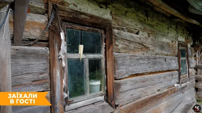 У ній досі печуть паску: на Волині стоїть унікальна 300-літня хата під соломою (відео)
