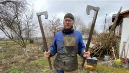На Волині колишній військовий виготовляє подарункові сокири для захисників (фото, відео)