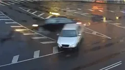 Відкинуло і розвернуло: у центрі Луцька Audi протаранила Cherry (відео)