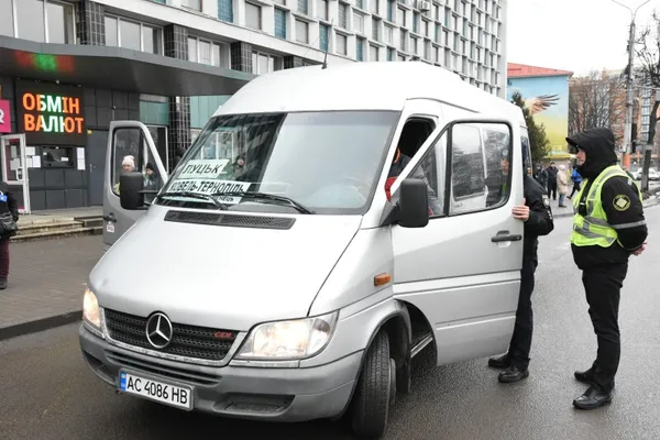 У Луцьку перевіряли, де зупиняється приміський і міський транспорт (фото)