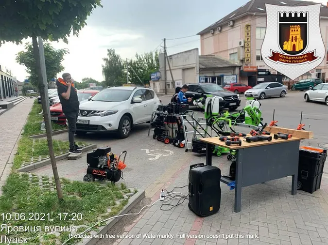 У Луцьку продавці влаштували виставку на парковці (фото)