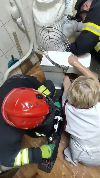У Луцьку пекарці затисло руку в тістозмішувачі (фото)