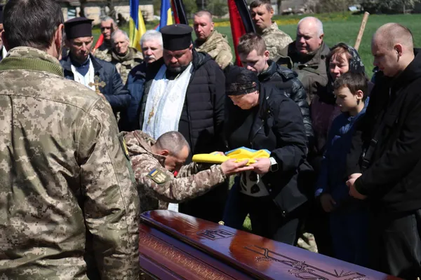 Без батька та чоловіка залишилася родина: на Волині попрощалися з воїном Іваном Гутвертом (фото)
