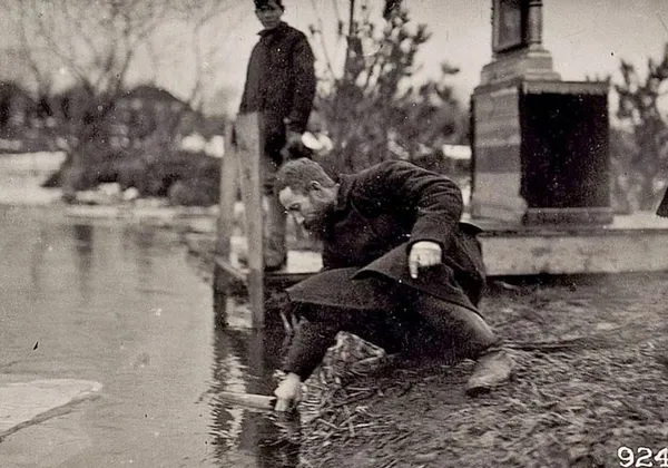 Чоловік набирає свячену воду з річки, м.  Володимир, 1917.