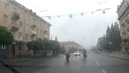 Не цінують свого життя: у Луцьку пішоходи переходять дорогу, де їм заманеться (відео)