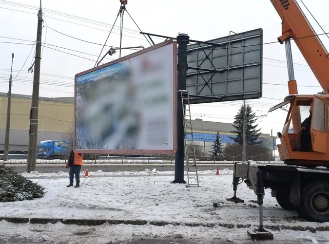 У Луцьку демонтовують білборди: показали, як це відбувається (відео)