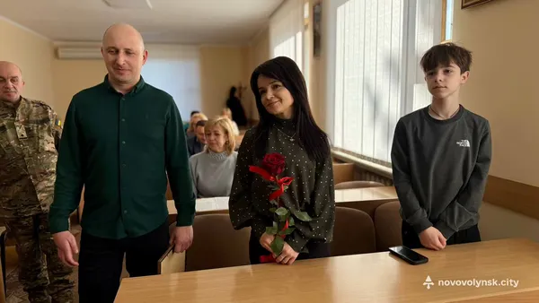 У Нововолинській громаді нагородили захисника Володимира Оливу, який мав поранення (фото)