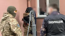 Пістолети, наркотики та димові шашки: у Луцькому районі затримали злочинну групу (фото, відео)