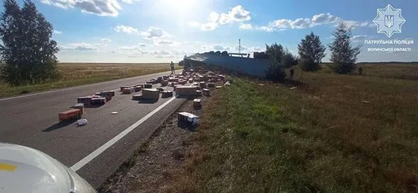 З'їхала в кювет і перекинулася: на волинській трасі фура наїхала на камінь (фото)