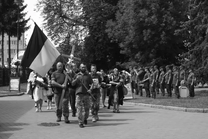 З болем і душевним смутком: у Луцьку прощалися із захисником Максимом Галайдою (фото)