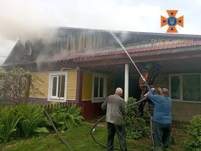 Коротке замикання електромережі: на Камінь-Каширщині горів дерев'яний будинок (фото)