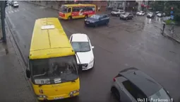 Видно, хто винен: показали момент зіткнення автобуса і легковика у центрі Луцька (відео)
