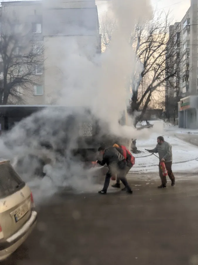 У Луцьку посеред дороги задимівся новий автобус (фото)
