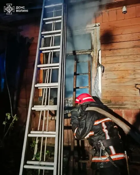 На Волині врятували жінку з охопленого вогнем будинку (фото)