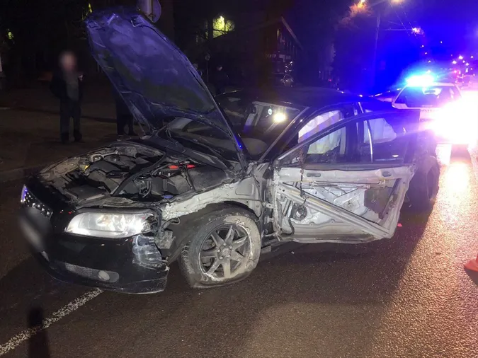У Луцьку зловмисник на викраденій автівці врізався в маршрутку