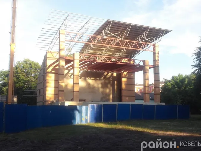 У Ковельській мерії пояснили, чому призупинилось будівництво літньої естради