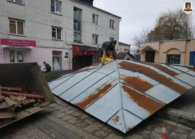 У центрі Луцька муніципали зруйнували стару зону відпочинку (фото, відео)