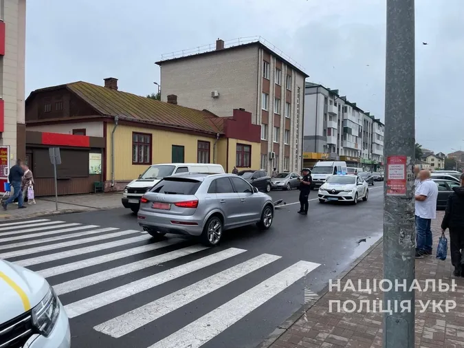 У центрі Володимира на переході збили жінку – вона в реанімації (фото)