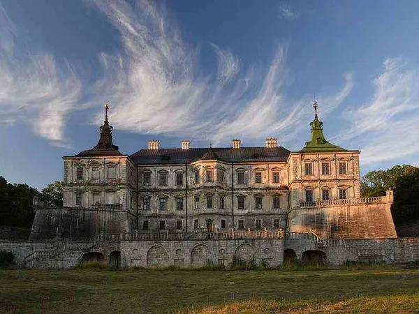 5 замків Львівщини, які закохують з першого погляду