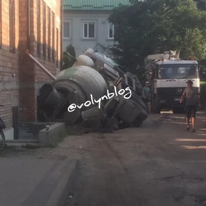 На Волині у яму провалився кількатонний автомобіль-міксер (фото)