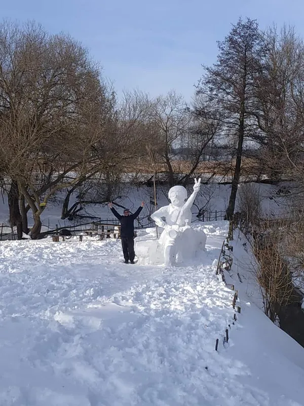 У Рокинях  з’явився величезний сніговий байкер (фото)