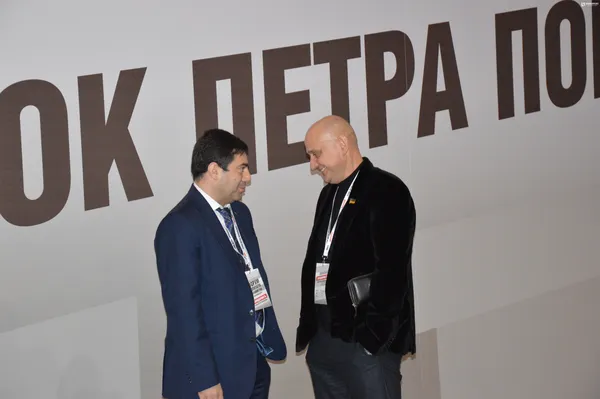 Євген Ткачук жваво спілкується з народним депутатом Дмитром Лубінцем