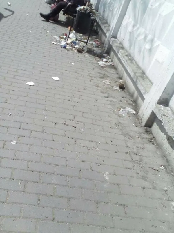 Біля Старого ринку в Луцьку – гори сміття (фото)