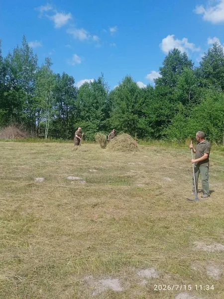 🐾 Як у волинському нацпарку заготовляють смаколики для тварин на зиму (фото)
