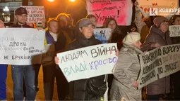 «Діти донатять, а влада кладе...»: у Луцьку знову акція проти витрат мерії (фото)
