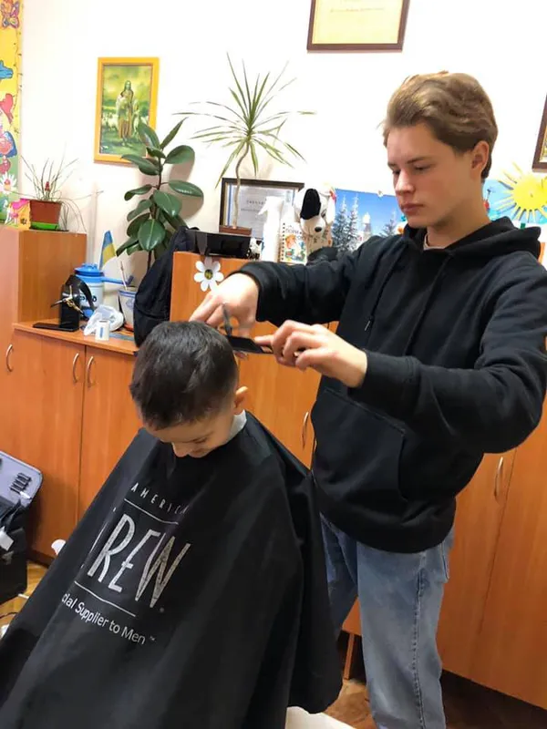 Луцькі майстри робили вихованцям дитбудинку стильні зачіски (фото)
